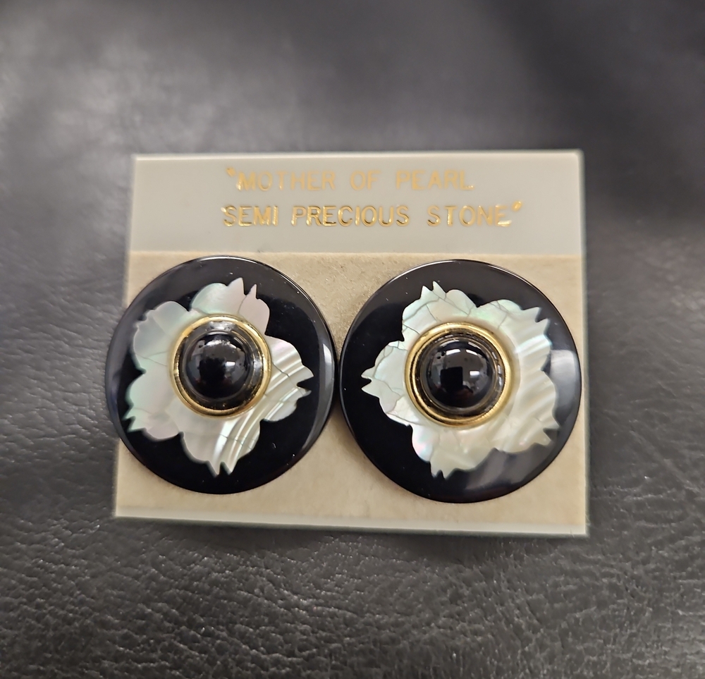 Mother of Pearl Black Round Earrings